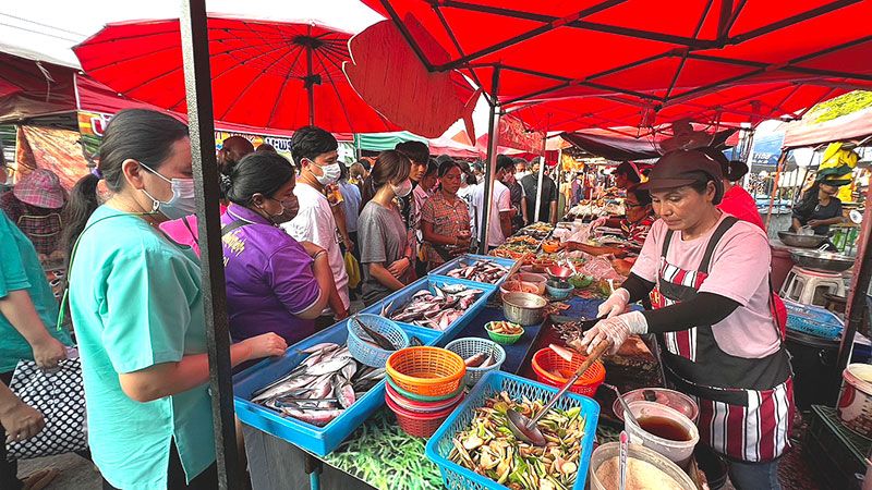 รายงานพิเศษ : ต้มยำปลาทูสดเมืองอ่างทอง ให้ลูกค้าเลือกใส่ตะกร้าตัวละ10 บาท  พร้อมต้มกันสดๆ หน้าเตา ขายดีลูกค้าแน่นต้องแจกบัตรคิว