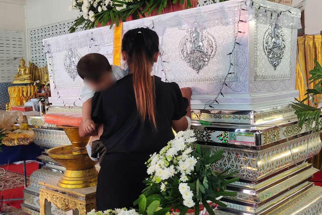 เมียอุ้มลูกวัย 7 เดือนเคาะโลงศพบอกสามี จะเร่งหาหลักฐานเอาผิดรถต้นเหตุทำเสียชีวิต