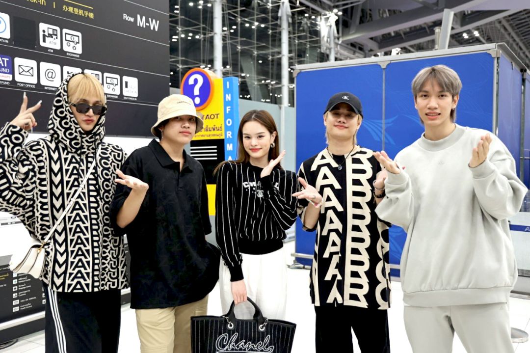 ส่องลุคแอร์พอร์ต 'แอลลี่-4MIX 'บินลัดฟ้าร่วมโชว์งานSAWASDEE DC