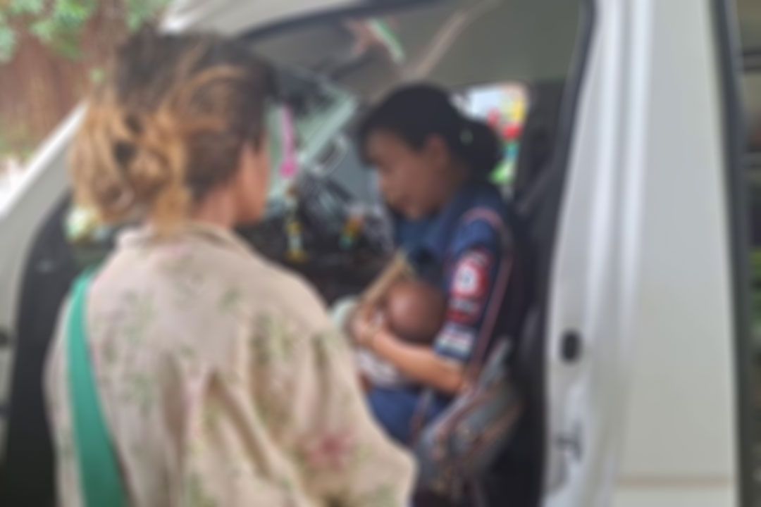 สาวป่วยจิตเวชขาดยา อุ้มลูกสาววัย 4 เดือนหนีแม่ข้ามจังหวัด กู้ภัยช่วยตามหาจนเจอ