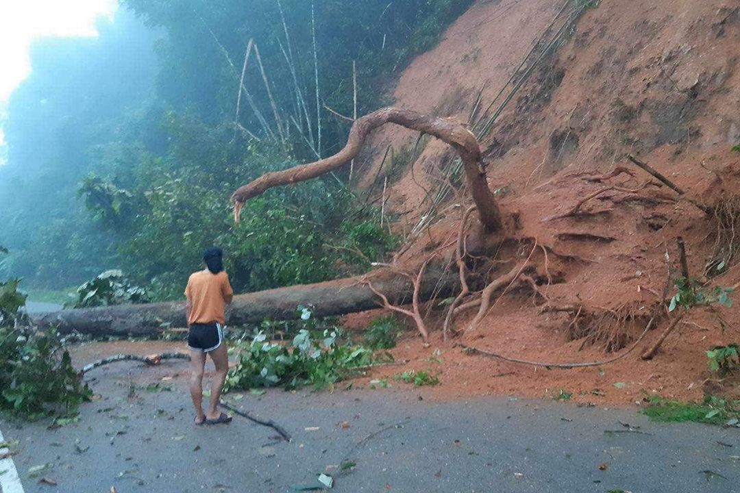 ฝนถล่มพังงาดินสไลด์ปิดทับเส้นทาง 2 หมู่บ้านอำเภอกะปง สายไฟฟ้าขาด