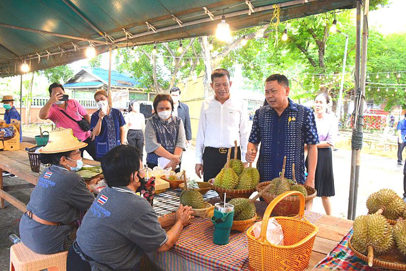 ปลัดฯลุยตรวจเยี่ยมสวน  ทุเรียนGI-ตลาดยามเย็น