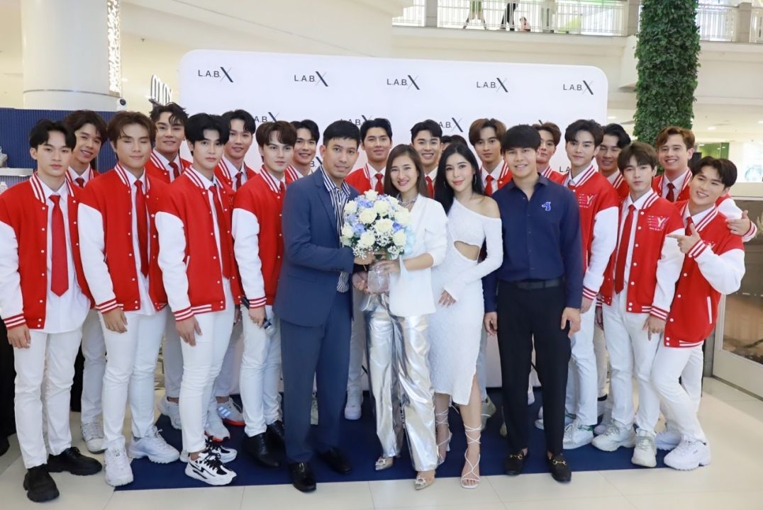 ผู้บริหาร-ทีมนักแสดงนำ จากซีรีส์'เปลี่ยนฝันเป็นนาย Born To Be Y The Series'ร่วมแสดงความยินดีเปิดสาขาใหม่ LABX Clinic