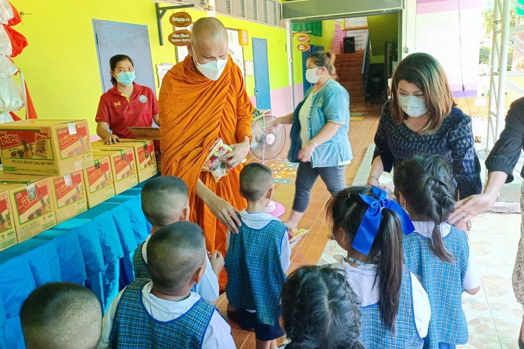 ‘เจ้าคณะจังหวัดลพบุรี’ลงพื้นเยี่ยมโรงเรียนชนบทที่ยากจนจังหวัดฉะเชิงเทรา