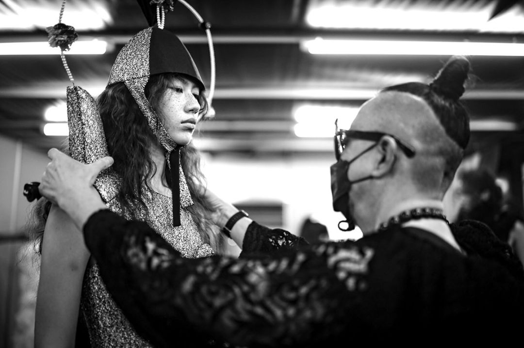 FLYNOW หวนคืนวงการแฟชั่น ชวน‘วีนา’สลัดลุคนางงามถ่ายแฟชั่นเซตสตรีทสไตล์