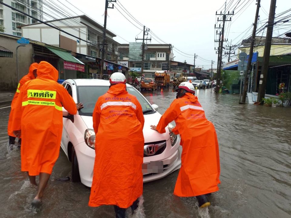 ‘ภูเก็ต’ปิดจราจร/รถผ่านไม่ได้  ฝนถล่มใต้-เหนือ  ‘พังงา’น้ำท่วมถนนเพชรเกษม