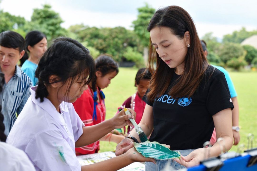 ‘มาดามแป้ง’ ลงพื้นที่ร่วมกับ ‘ยูนิเซฟ’ เยี่ยมเด็กข้ามชาติพื้นที่ห่างไกลในเชียงใหม่