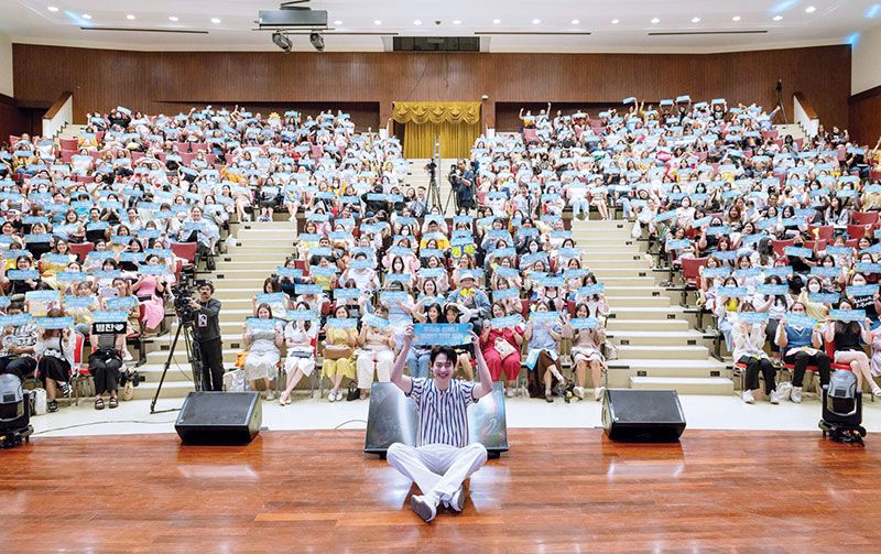 ‘ชเว บยอง ชาน’ทั้งร้องทั้งเต้น แฟนมีตติ้งครั้งแรกในไทยสุดประทับใจ