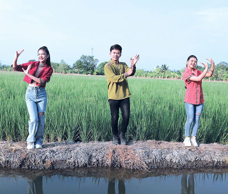 ม่วนกรุ๊ป‘เจมส์ x แพ็กกี้ x แอ้ม’ฟ้อนหวานๆ  ใน‘สาวกันตรึม’ฉลอง 40 ปี GMM Grammy