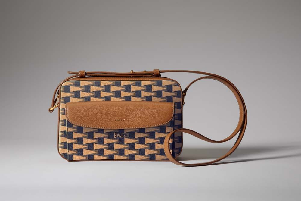 Bally อวดลายพิมพ์ Pennant Motif บนเสื้อผ้ากระเป๋า