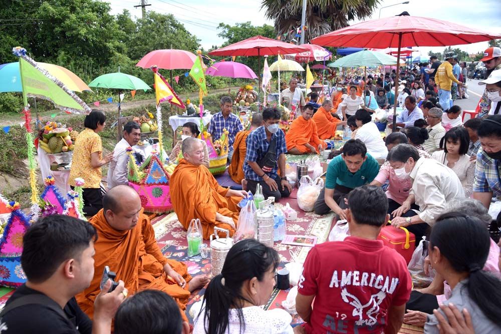 จ.เพชรบุรี ร่วมสืบสานประเพณี สืบทอดบุญใหญ่ ถวายกระจาด