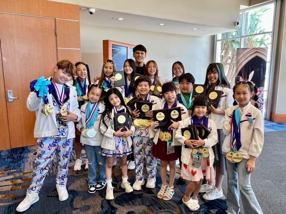 กระหึ่มทั่วโลก 'ครูพิช พัทธ์นิธาน' นำเยาวชนไทยสร้างชื่อคว้า 53 เหรียญทอง