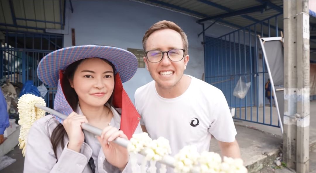 ครั้งแรกในชีวิต ! คุณหนูหมื่นล้าน 'เอวา'แปลงโฉม เป็นแม่ค้าช่วยคุณลุงขายพวงมาลัยสี่แยกไฟแดง