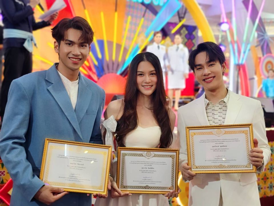 สุดอบอุ่น! คู่แม่ลูกดาราเข้ารับการประกาศเกียรติคุณ 'รางวัลคุณแม่คุณธรรม และกุลบุตรกุลธิดาคุณธรรม'ประจำปี ๒๕๖๖