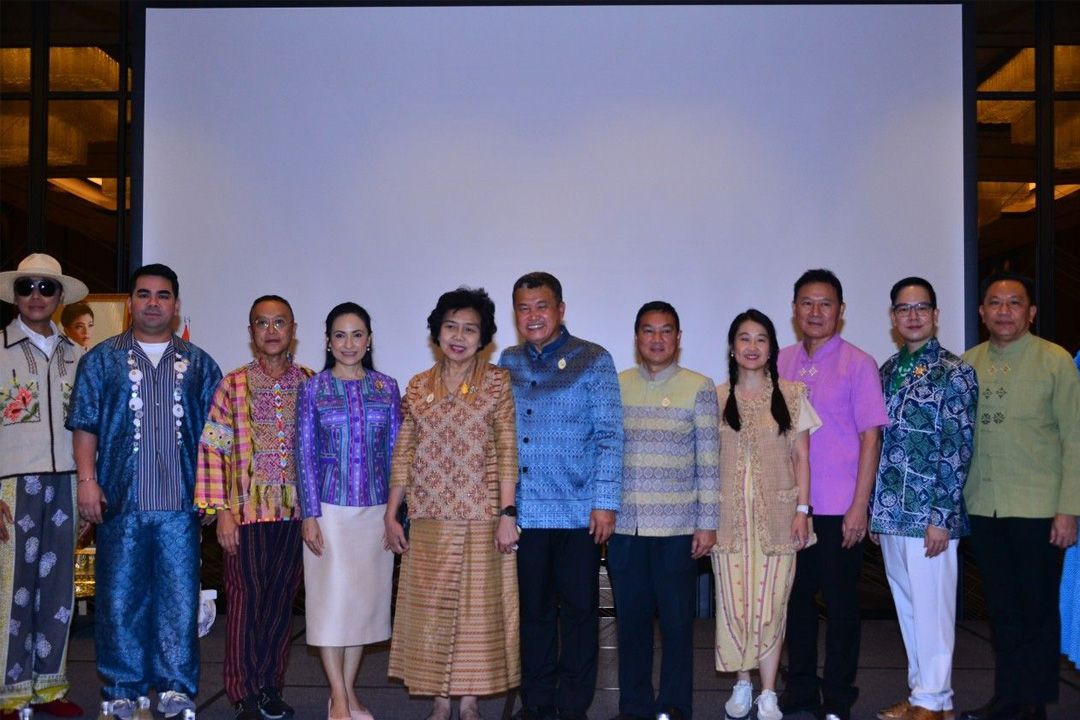 ปลัด มท. และนายกแม่บ้าน มท. เป็นประธานเปิดการประกวดผ้าลายพระราชทาน ผ้าลายดอกรักราชกัญญา