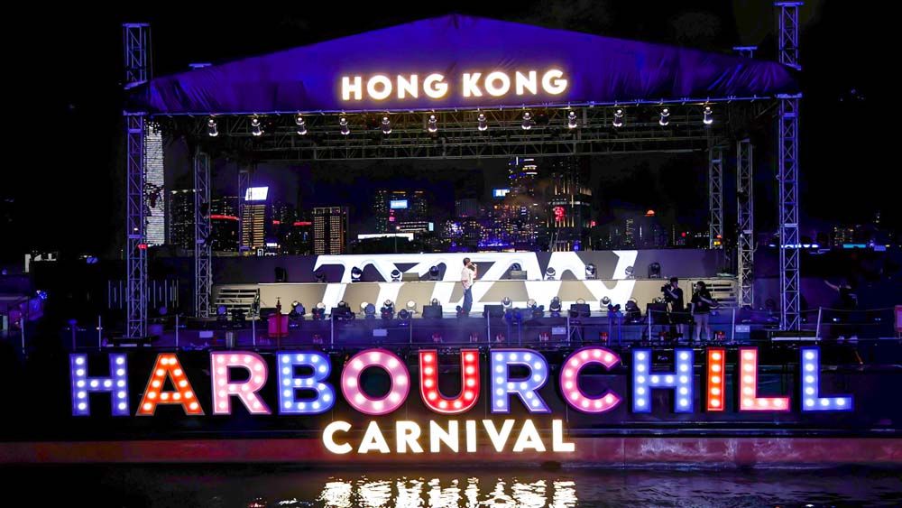 ‘ไทแทน’พาทีป๊อปอวดสายตาชาวโลกบนเวทีกลางนํ้าริมอ่าววิคตอเรีย