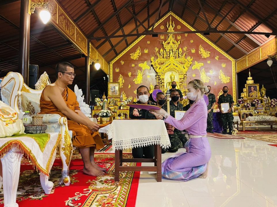 มงคลชีวิต'สุพิชญา ไพฑูลย์'น้อมถวายเทียนพรรษาพระราชทานสมเด็จพระกนิษฐาธิราชเจ้าฯแด่เจ้าอาวาส๑๙วัด