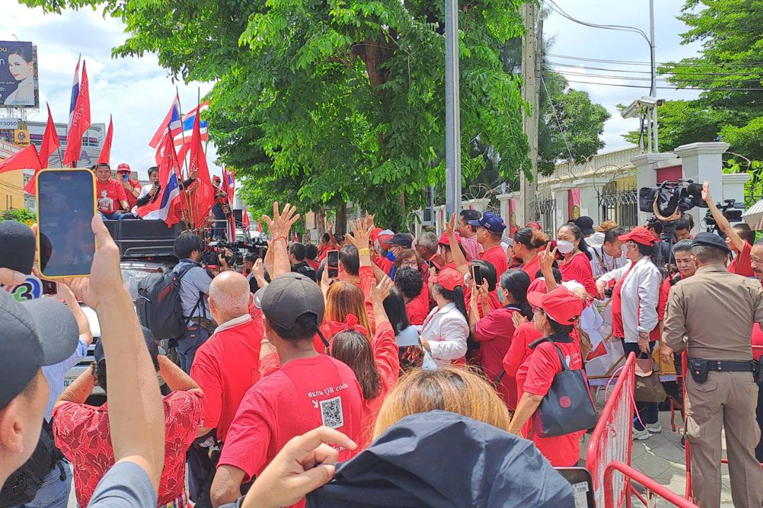‘เสื้อแดง’เคลื่อนขบวน รอรับ‘ทักษิณ’หน้าเรือนจำ