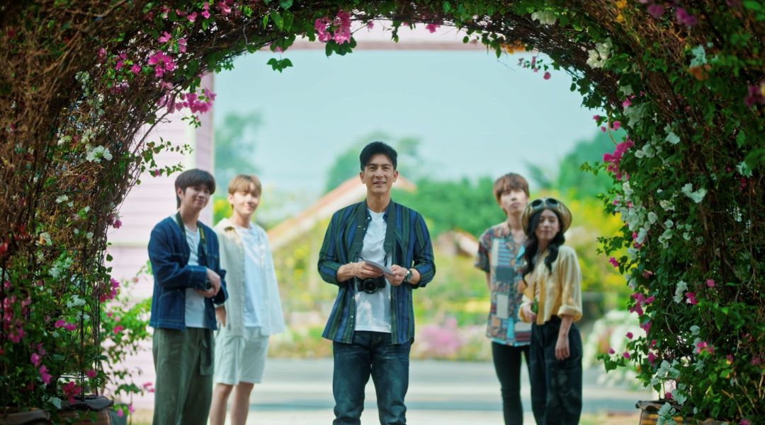 แพ็คกระเป๋าพร้อมลุย 'ติ๊ก-เจษฎาภรณ์'เดินทางตามรอยคนรัก ในซีรีส์ 'เพื่อนผมมีมรดกเป็นโฮมสเตย์ครับ'