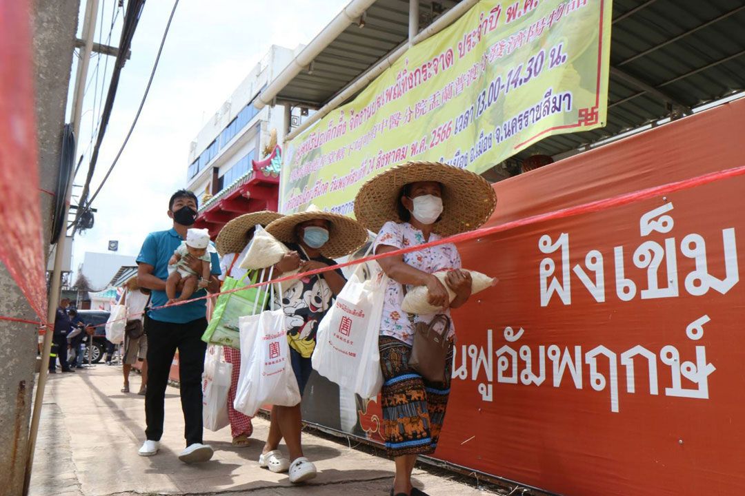 ‘มูลนิธิป่อเต็กตึ๊ง’จัดงานประเพณีทิ้งกระจาด แจกจ่ายเครื่องอุปโภคบริโภคแก่ผู้ยากไร้ที่นครราชสีมา