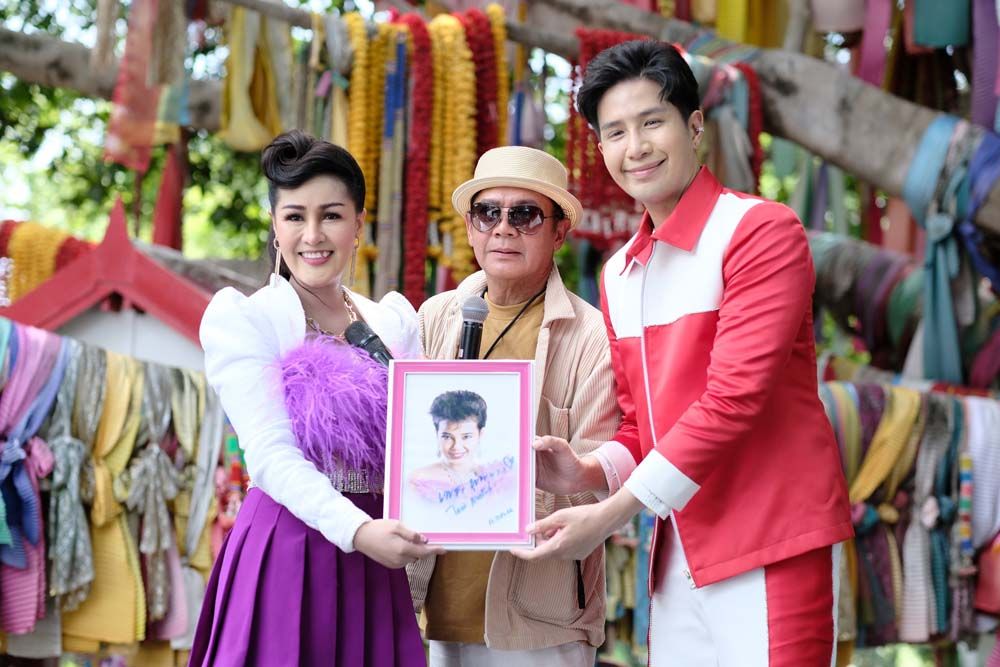 ‘หญิงลี ศรีจุมพล’คว้า‘เพชร พุ่มพวง’ มาฟีเจอริ่งเพลงใหม่‘ตั้งวง’เชื่อแม่ผึ้งรับรู้แล้ว!