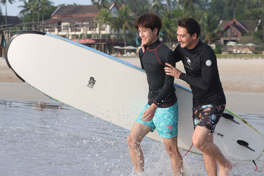 พักดราม่าสู่โหมดแฟมิลี่แมน ‘อนันดา’ สอน ‘แม็ค ณัฐพัชร์’ เล่นเซิร์ฟสุดคูล!