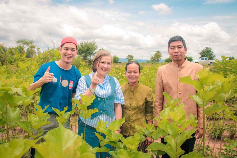 ‘คุณน้ำผึ้ง,แห้ว’ เที่ยวชุมชน ชมแหล่งไหมบ้านหนองกุง  เสพธรรมชาติที่หนองแสง
