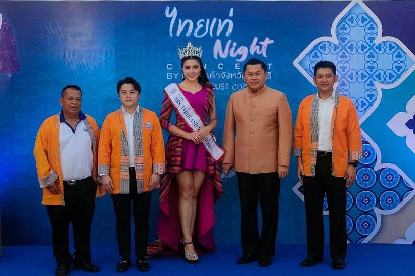 'แอมมี่ สุนีพร' สับลีลาทรงสง่าผ้าไทย งานใหญ่หอการค้าลพบุรี