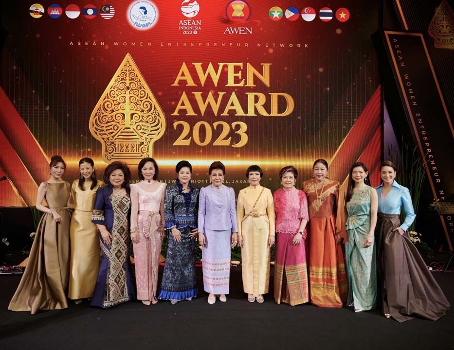 ‘อัญรัตน์ พรประกฤต’ ซีอีโอ เพชรยูบิลลี่  คว้ารางวัลผู้บริหารหญิง AWEN Awards 2023