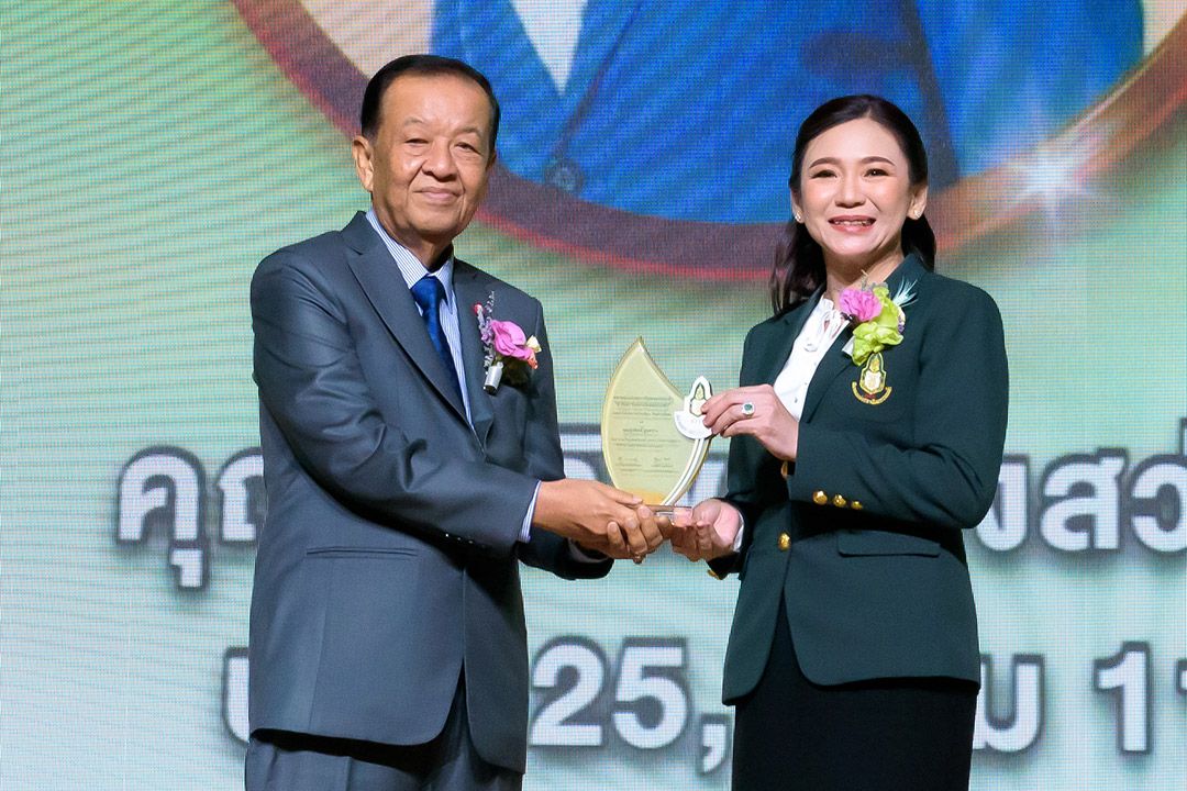 ‘รุ่งทิพย์​ สูงสว่าง’​ สุดปลืัม! รับโล่ห์ศิษย์เก่าดีเด่นจากสมาคมแห่งสถาบันพระปกเกล้า