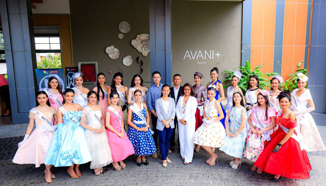 หัวหินคึกคัก 20 สาวงาม 'มิสไทยแลนด์เวิลด์ 2023'เก็บตัววันแรก! แต่งสวยย้อนยุคสร้างสีสัน