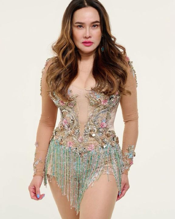 ส่องความแซ่บร็อคเกอร์สาวรุ่นใหญ่! 'ใหม่ เจริญปุระ'อวดผิวสวย หุ่นเป๊ะในวัย 54