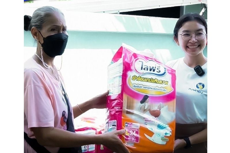 ลอตเตอรี่ทุกใบคือโอกาส'วี หงษ์ทอง'มอบของใช้ให้ผู้ป่วยติดเตียง