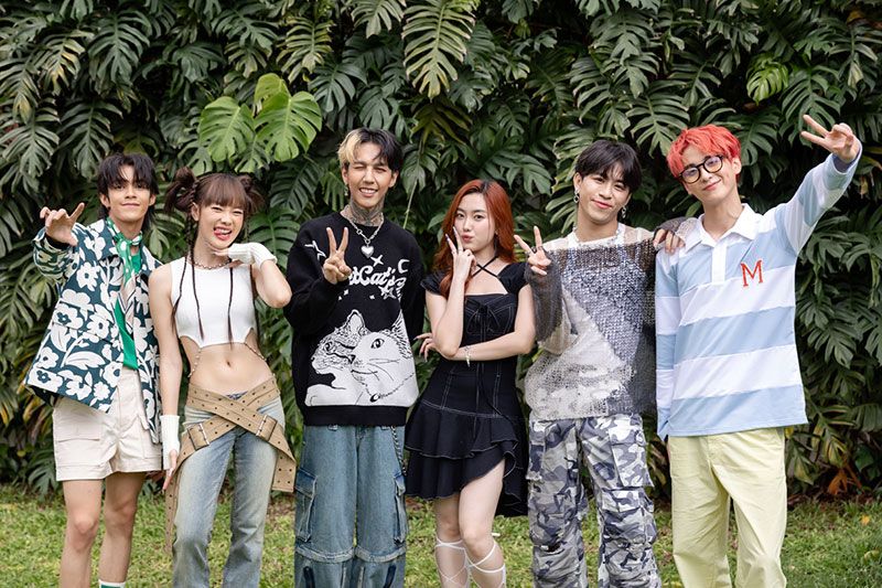 รวมศิลปินต่างวง แท็กทีม แก๊งนักแสดงนำ  ถ่ายทำเอ็มวี ‘เพื่อน(ไม่)สนิท’