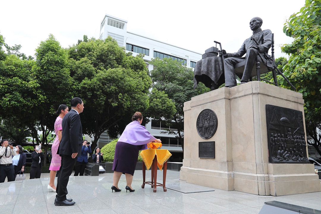 ‘รมว.อว.’นำคณะสักการะสิ่งศักดิ์สิทธิ์ประจำกระทรวง เสริมสิริมงคลก่อนปฏิบัติงานอย่างเป็นทางการ