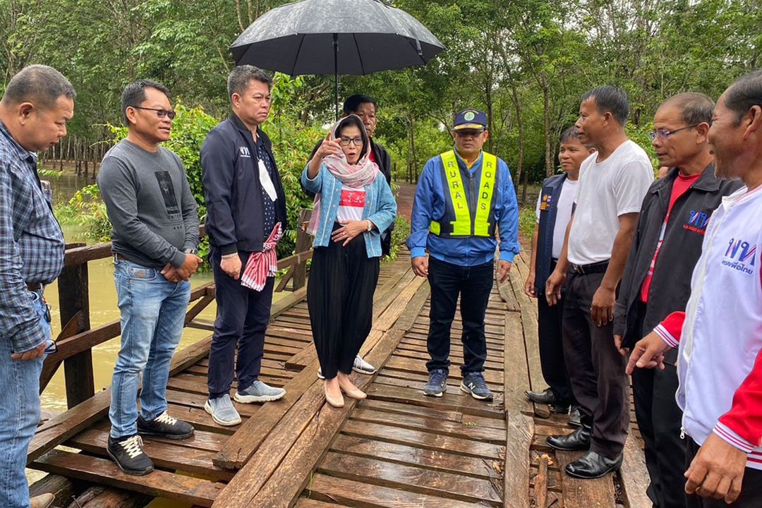 ‘มนพร’รมช.คมนาคม ฝ่าฝนตรวจสะพานไม้เก่ากว่า 50 ปีชำรุดหนัก เร่งของบแก้ไข