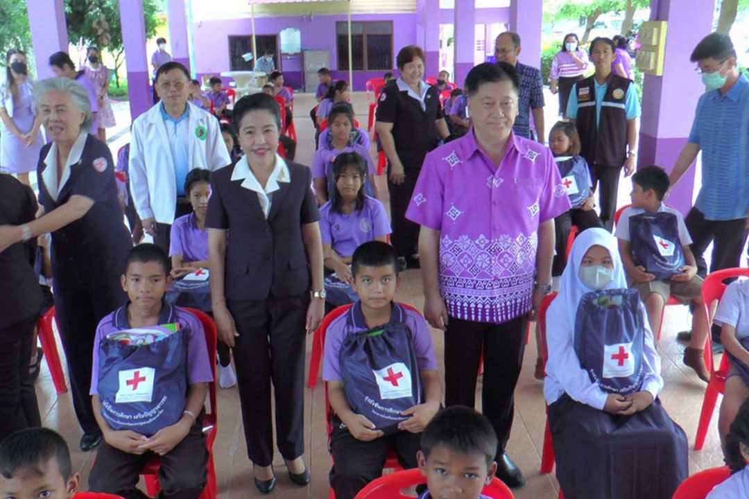 สภากาชาดไทยมอบถุงยังชีพเพื่อการศึกษาเสริมปัญญาเยาวชนนักเรียนในนครนายก