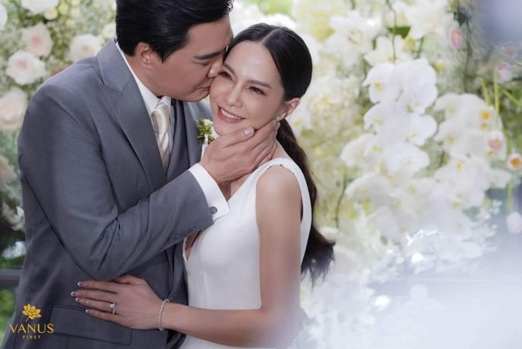 'เคลลี่ ธนะพัฒน์'ควงเจ้าสาวคนสวย 'พลอย พลอยไพลิน'เข้าพิธีวิวาห์สุดชื่นมื่น