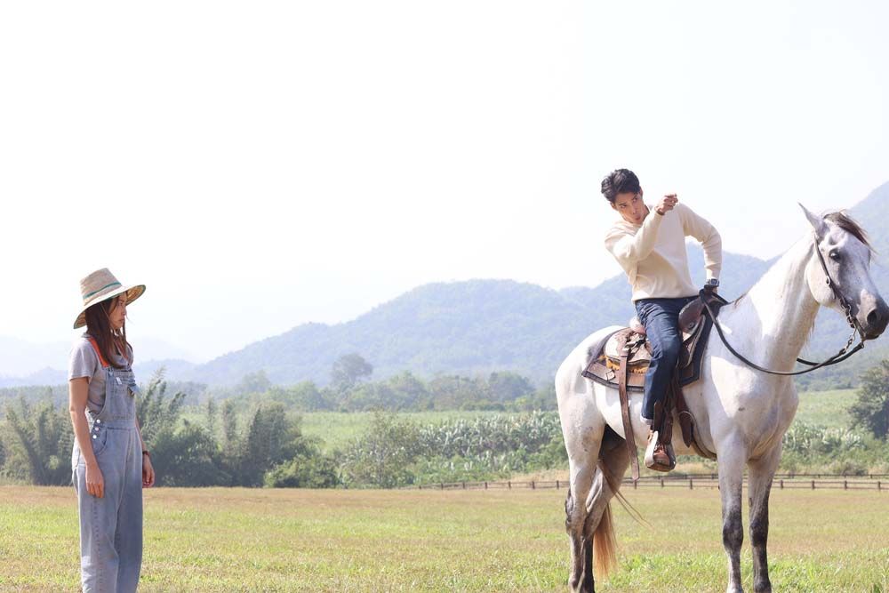 ‘เด่นคุณ’ ขี่ม้าขาวปะทะคารม ‘น้ำหวาน’ กลางไร่  เสิร์ฟวิวสวย ละครสนุกครบรส ใน ‘เจ้าสาวบ้านไร่’