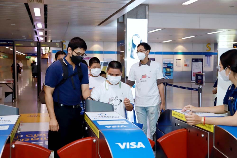 เด็กบ้านคามิลเลียนขึ้น MRT ครั้งแรก