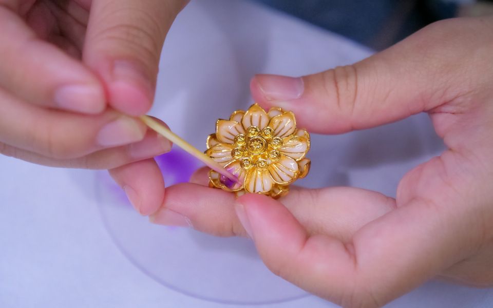 ‘ทองถนิม’ ร่วมมือ ‘มหาวิชชาลัยพุทธเศรษฐศาสตร์’ เชิดชูศิลปะเครื่องทองไทย
