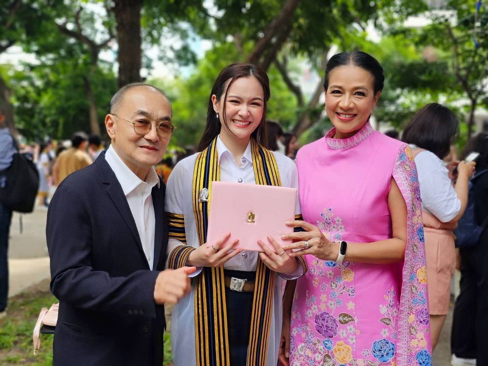 'แม่กบ-พ่อเอ๋' สุดปลื้ม! 'น้องเหนือ-ดิสรยา'คว้า ป.ตรี นิเทศจุฬาฯ สมใจคุณแม่!