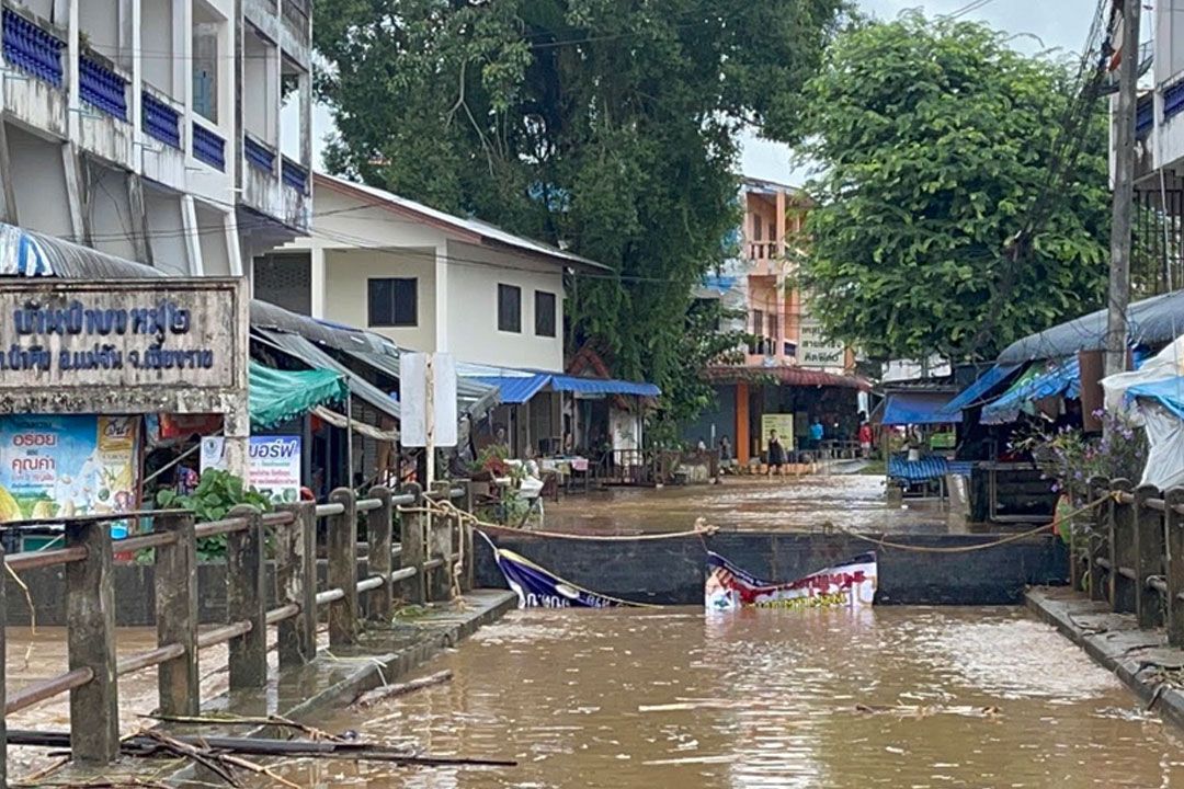 เชียงรายฝนตกหนักน้ำจันเอ่อท่วม! พัดสะพานเหล็กหักพังเสียหาย