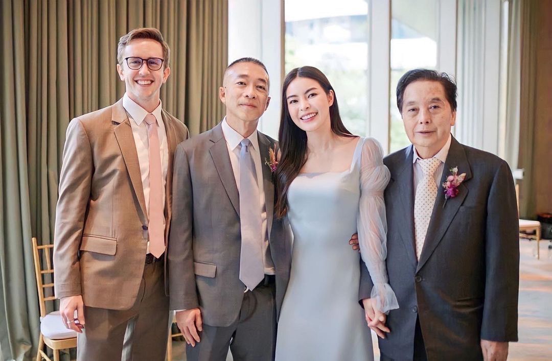 ยิ้มไม่หุบ 'เอวา'สุดปลื้ม 'อากง' ชมอย่างภูมิใจในความสำเร็จของหลานรัก ที่ใช้เวลากว่า 10 ปีไล่ตามฝันจนสำเร็จ