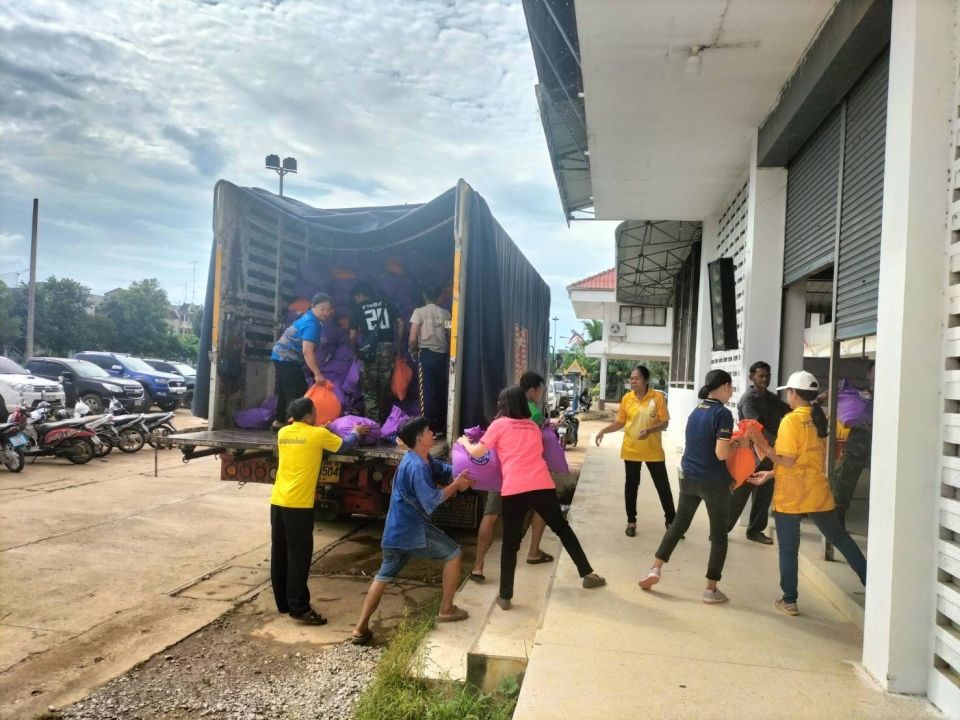 มูลนิธิอาสาเพื่อนพึ่ง (ภาฯ) ยามยาก สภากาชาดไทย นำรถประกอบอาหาร ลงพื้นที่จังหวัดเพชรบูรณ์จากเหตุอุทกภัยเป็นวันแรก