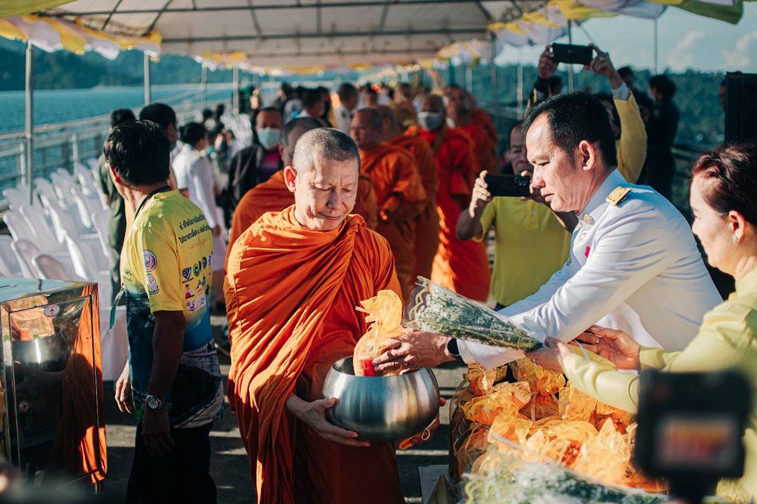 ชาวนครนายกร่วมใส่บาตรเพื่อ'พ่อ'บนเขื่อนขุนด่านปราการชลยิ่งใหญ่ครั้งแรกของประเทศ