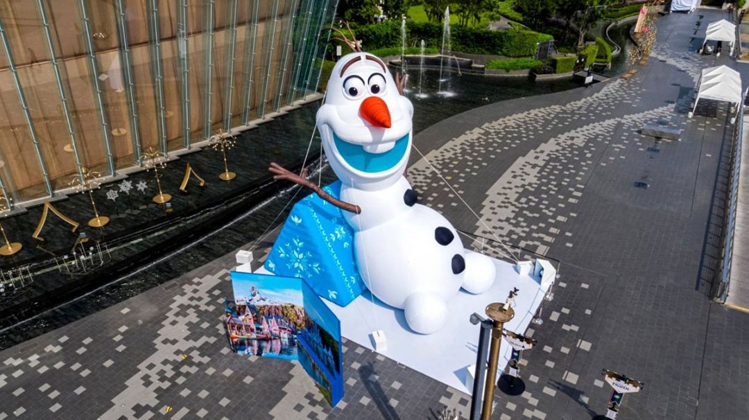 เปิดตัวแล้ว‘โอลาฟ’ยักษ์นั่งพิงหมอนสามเหลี่ยม ครั้งแรกในโลก