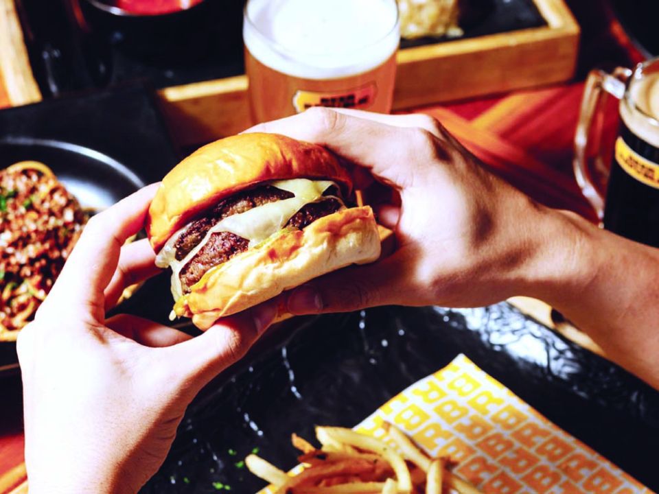 แนวหน้า ฟู้ด รีวิว : สัมผัสเทศกาล ‘Oktoberfest’ กับเมนูมื้อพิเศษช่วงเดือนตุลา..