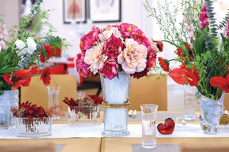 สัมผัสศิลปะความงดงามแห่งการจัดดอกไม้  บนเครื่องแก้วเจียระไนชั้นสูงจากบาคาร่าต์