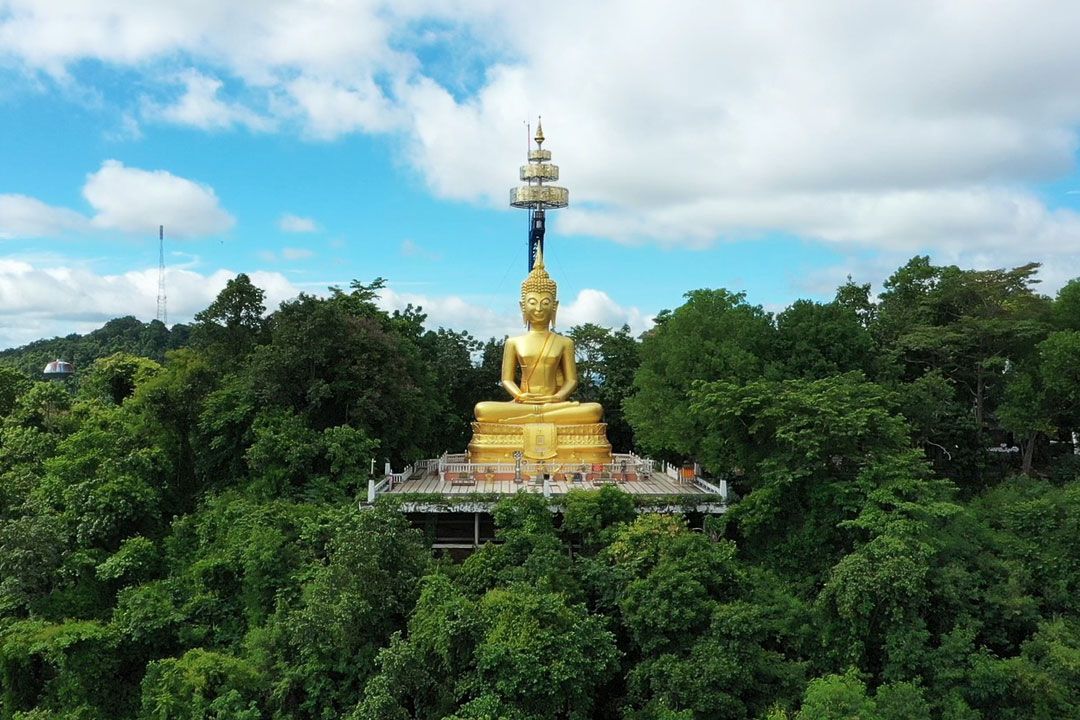 นักท่องเที่ยวแห่ไหว้ขอพร‘พระสุภัทรบพิตร’บนยอดภูเขาไฟกระโดง ช่วงหยุดยาวคึกคัก
